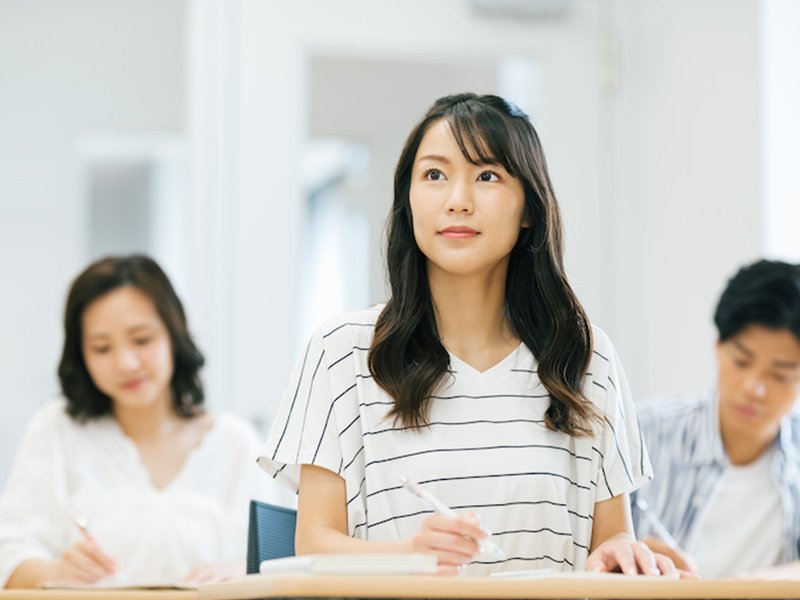 教室で前を向いて学ぶ生徒