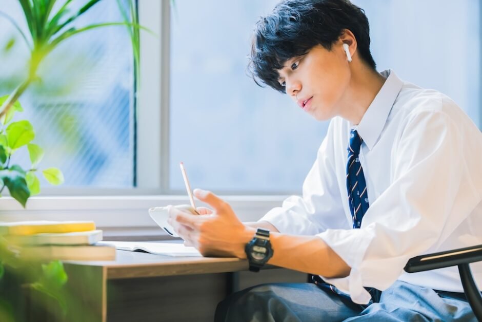 自分の机で学ぶ生徒の様子