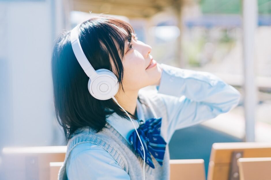 音楽を聴きながら自分のペースで過ごす生徒