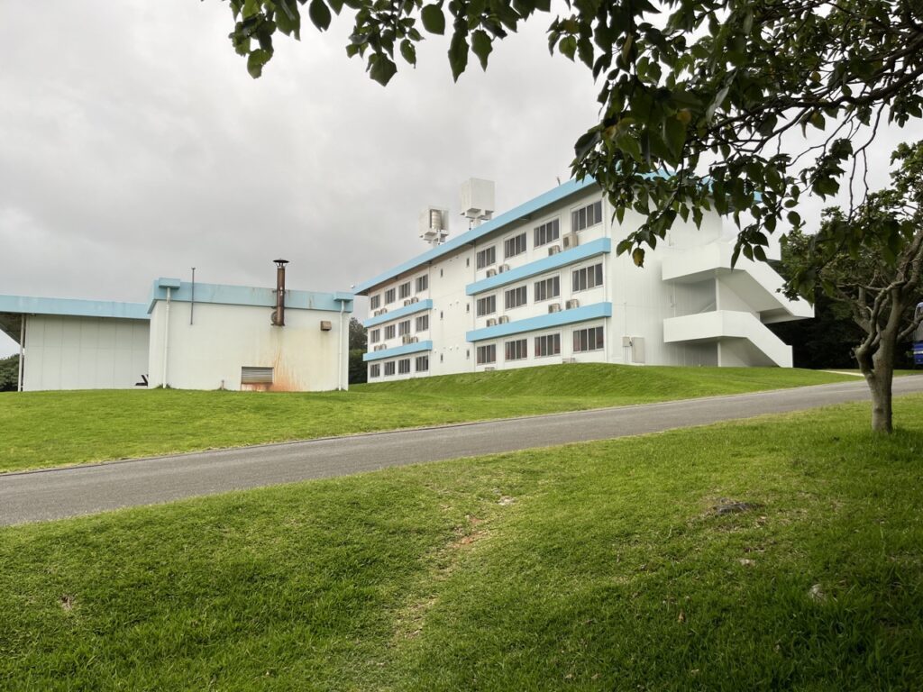 沖縄にある提携校・八洲学園大学国際高等学校の校舎