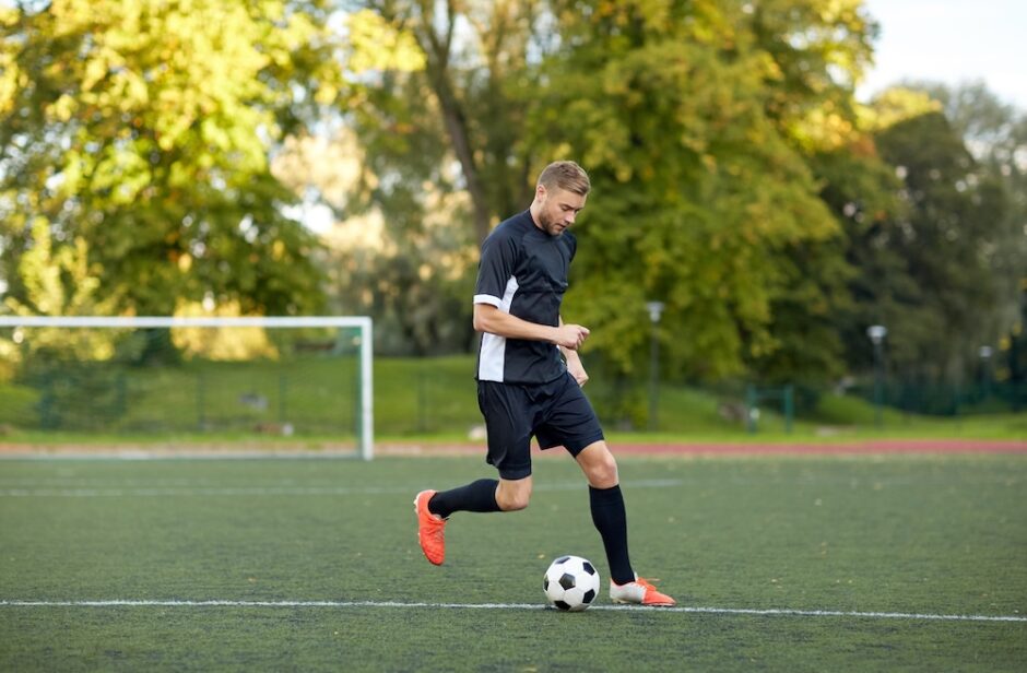 サッカーをする学生