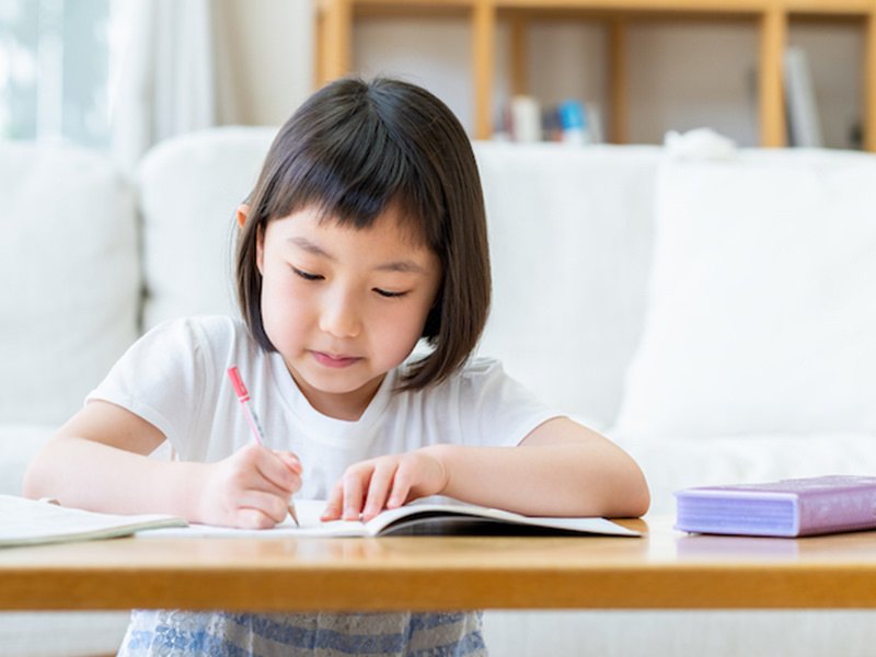 自宅で学習に取り組む小学生